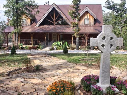 Compton Cabin | Luxury Half-Board Room Rental in the Beautiful Region of Northwest Arkansas