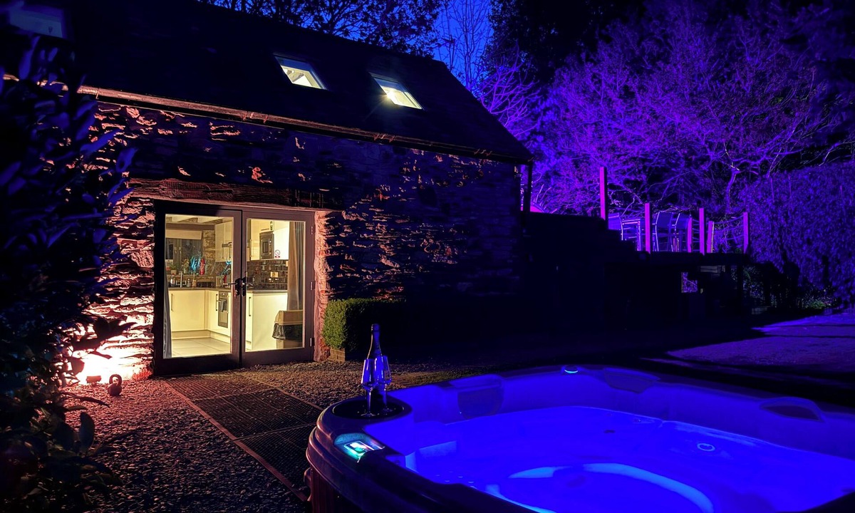 Newton Ferrers House | Luxury Holiday Lodge with Private Hot Tub, Fishing & Giant Cinema & Games Room.