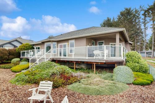 Harbor House | Oceanfront home with outdoor dining WIFI fireplace gas grill washer & dryer