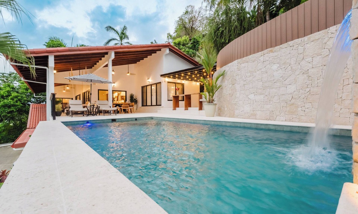El Cerro Villa | Private piece of luxury living in Manuel Antonio - 5 minutes to Marina Pez Vela.