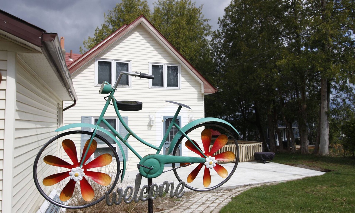 Dunsford Cottage | R & R Hideaway Relax with the whole family at this peaceful lake front cottage.