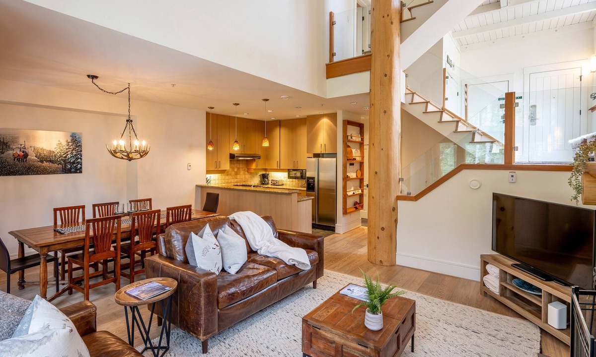 Nordic Estates House | Recently Updated | Ski-In/Out | Hot Tub | Garage | Managed by Aloha Whistler