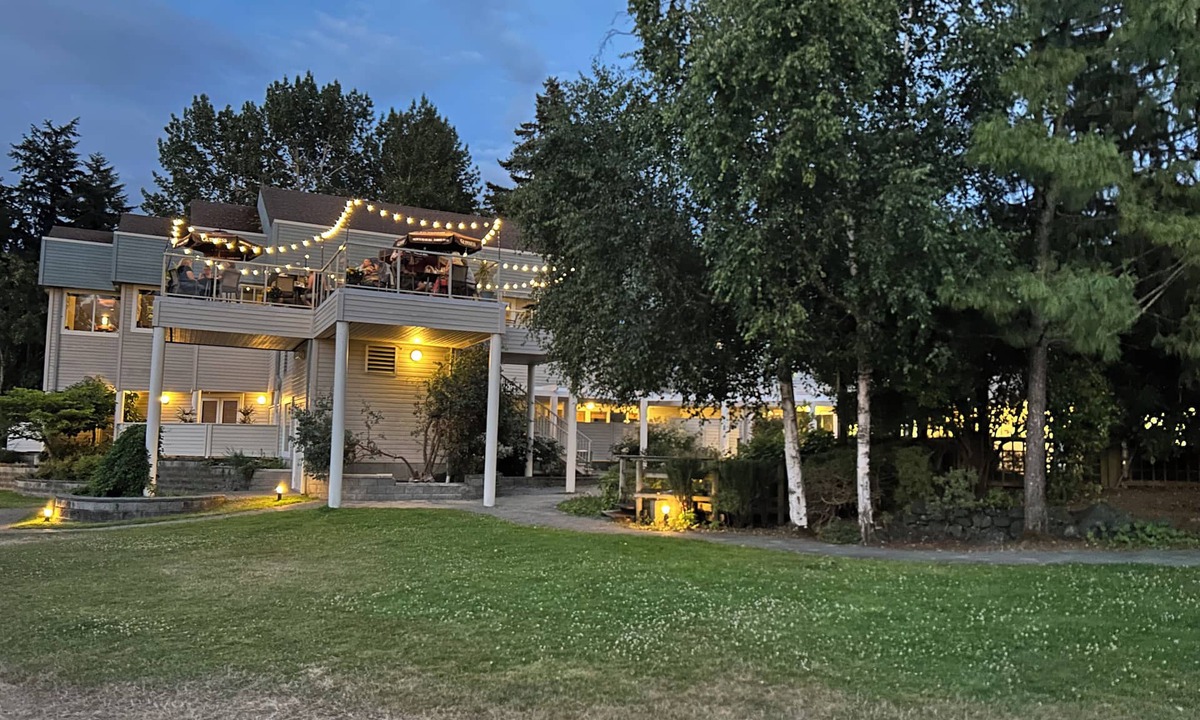Regional District of Nanaimo Condo | Relax at the Resort. A cozy getaway next to the water.