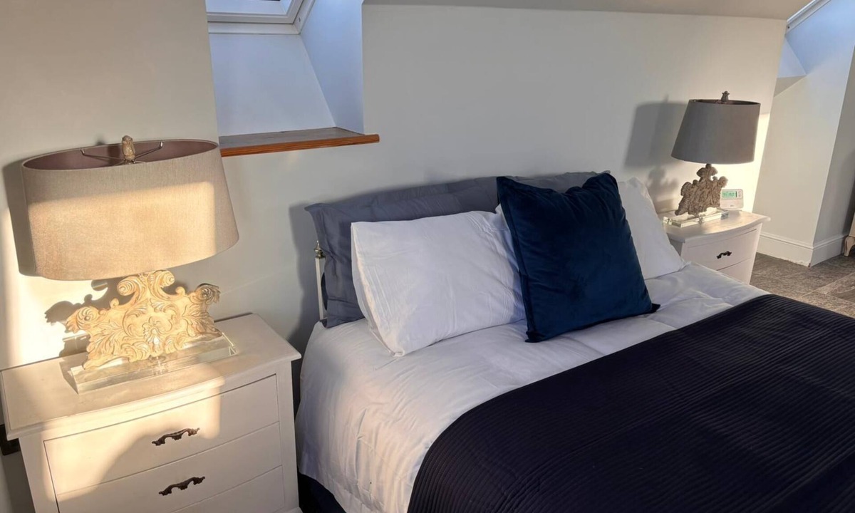 Ardens Grafton Apartment | Rural Lake View Retreat with Indoor Heated Hot Tub - free parking & tennis court