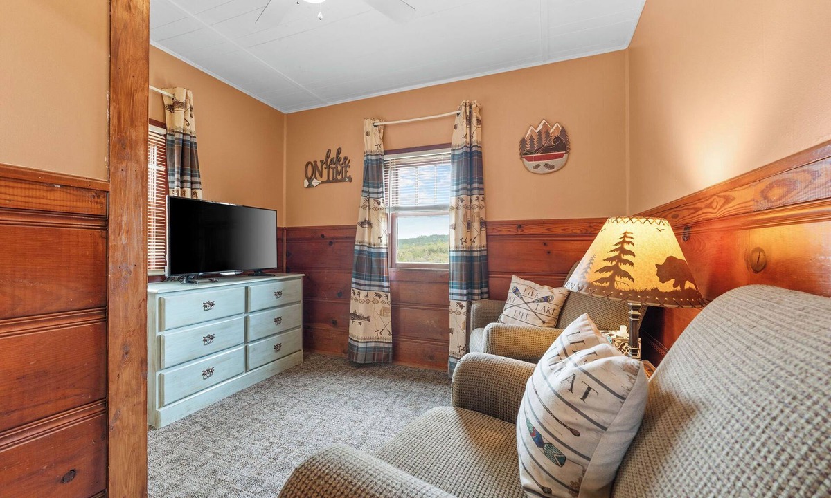 Boone County Cabin | Rustic charm/Cozy comfort-1-bedroom cabin/Ozark view nestled by Bull Shoals Lake