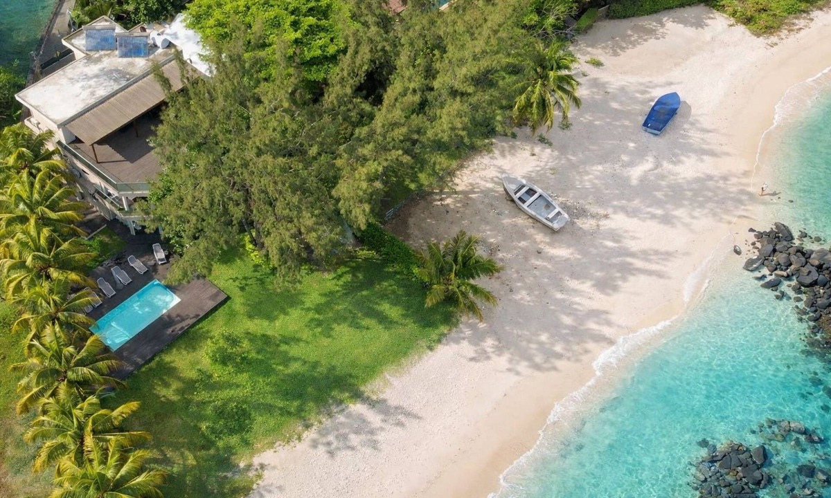 Trou aux Biches Apartment | Seafront 1 bedroom large penthouse apartment on the beach at Pointe Aux Biches.