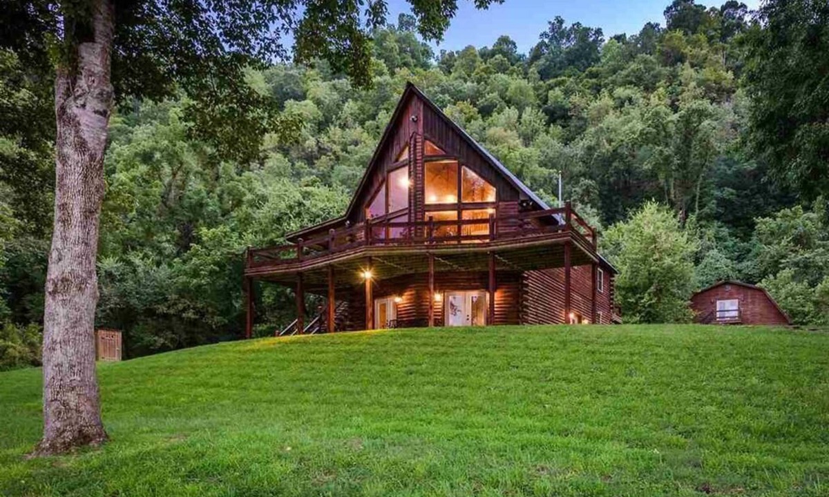 Lone Rock Cabin | SECLUDED WHITE RIVERFRONT CABIN -SLEEPS 2-10, GREAT FAMILY & FISHERMEN GETAWAY