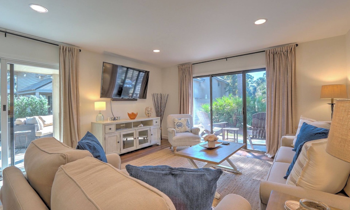 Shipyard Plantation Villa | SHIPYARD - WALK TO BEACH & STEPS TO POOL. Bright corner unit & golf course view
