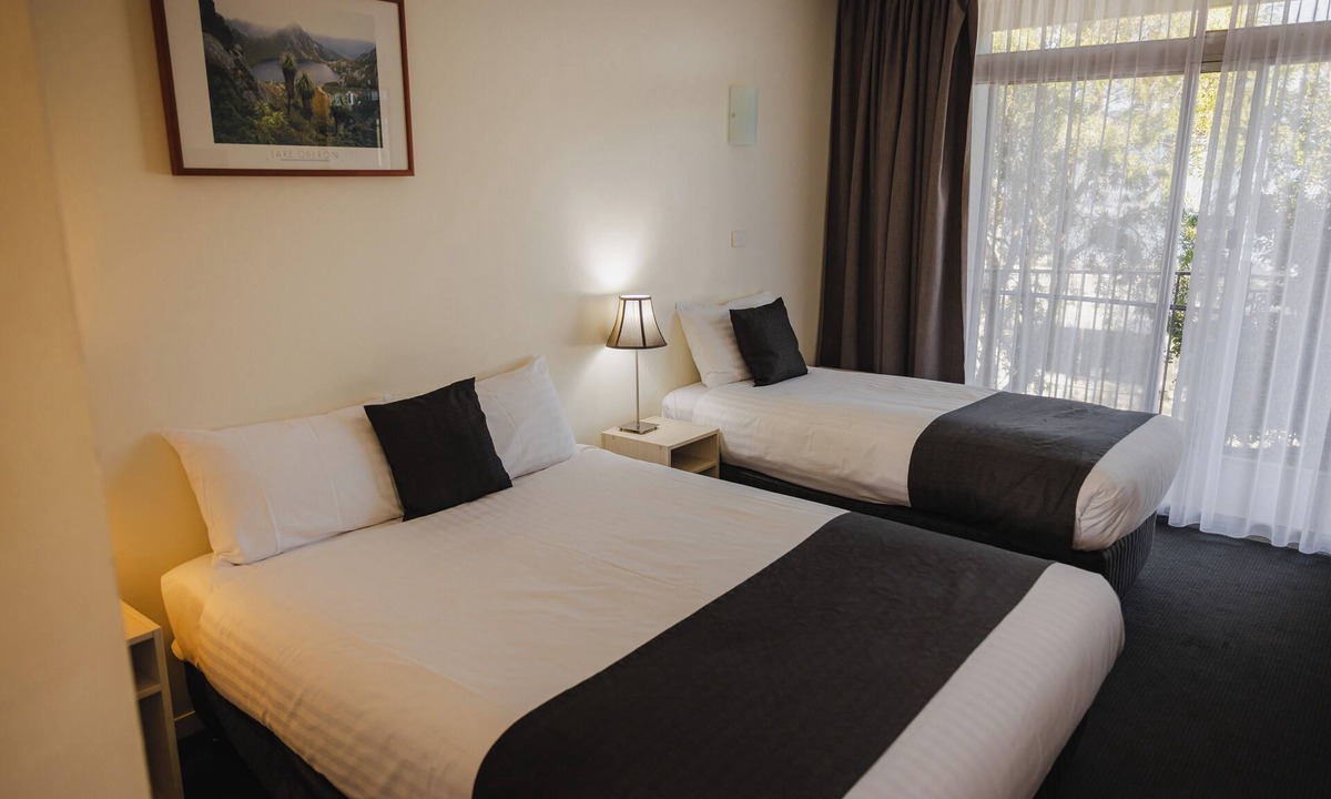 Howrah Hotel | Shoreline Hotel