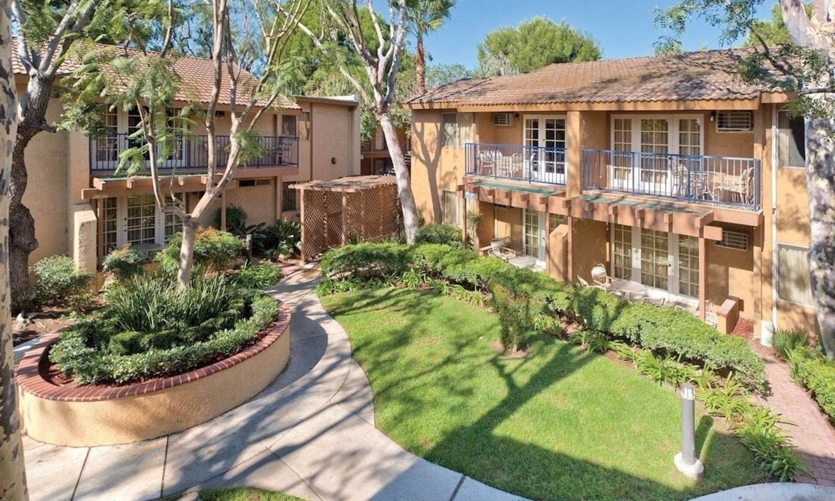 Anaheim Resort Resort | Spacious, 2-bedroom condo with full kitchen, AC, Wifi, gym, pools and hot tub.