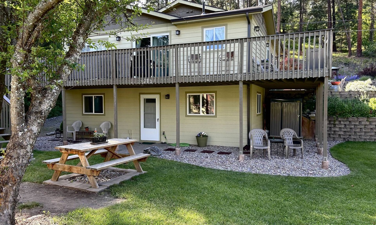 Woods Bay House | Spacious 2-Story Close to Lake-Marina-Fishing; 3 dogs-A/C-Mountain View
