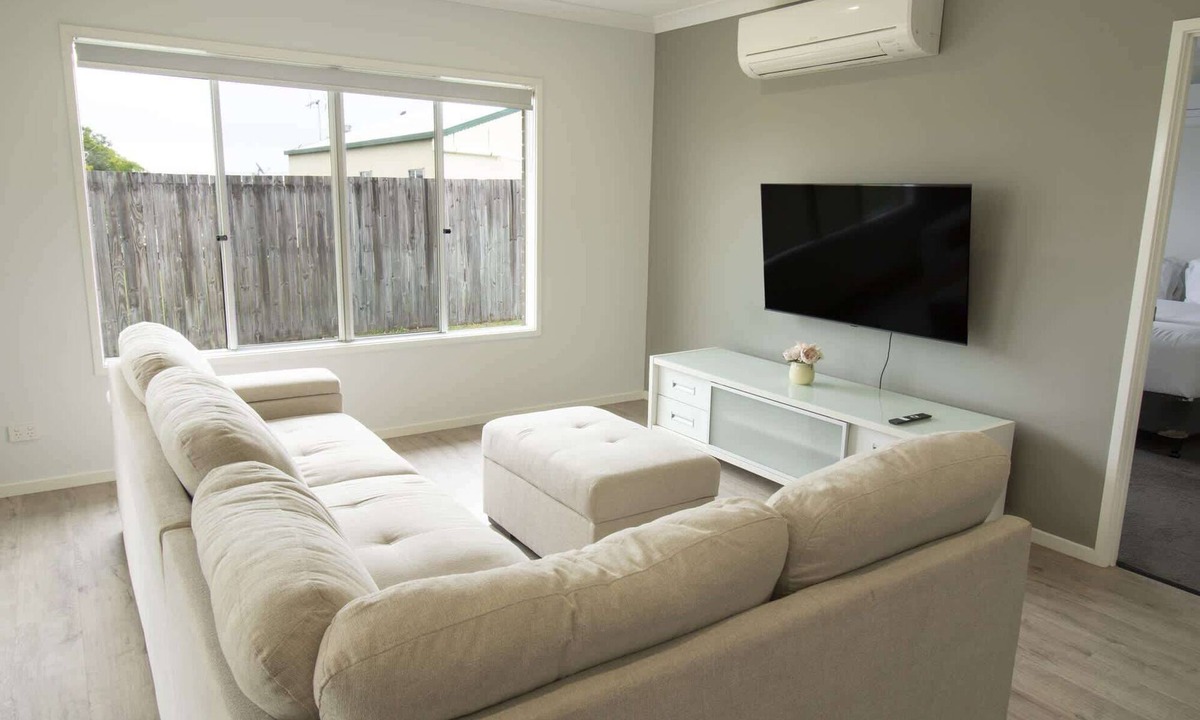 Plainland House | Spacious 4-Bed House in Leafy Plainland