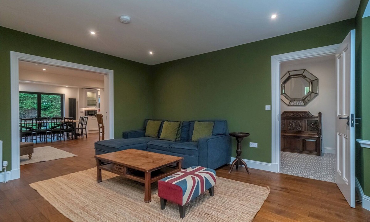 Barnton House | Spacious 5-Bed Home with Garden & Parking - Pass the Keys