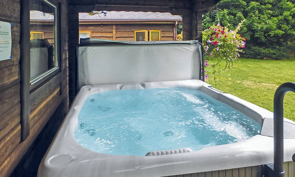 Cullompton Ski Chalet | Spacious timber lodge with one double and one single in one room.