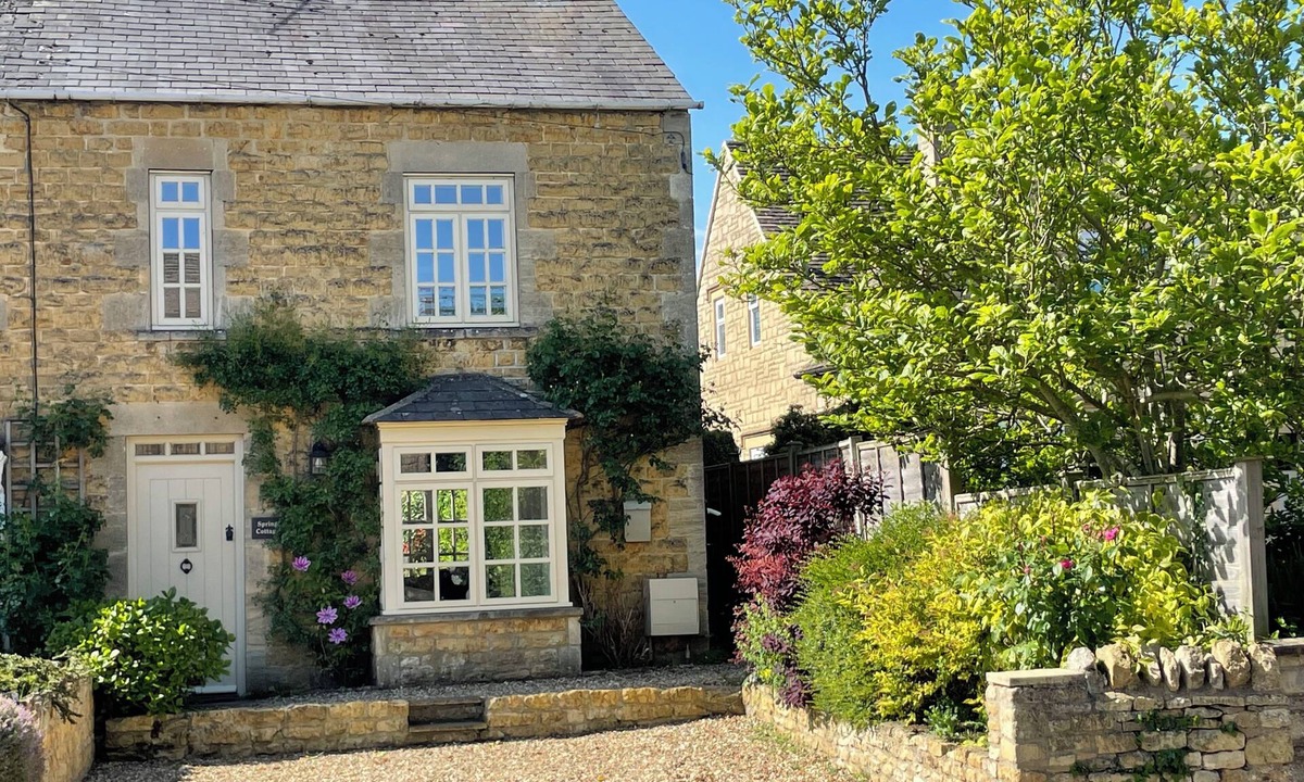 Bourton-on-the-Water Cottage | SPRING COTTAGE Family and Pet Friendly Cosy Cottage in the heart of the Village
