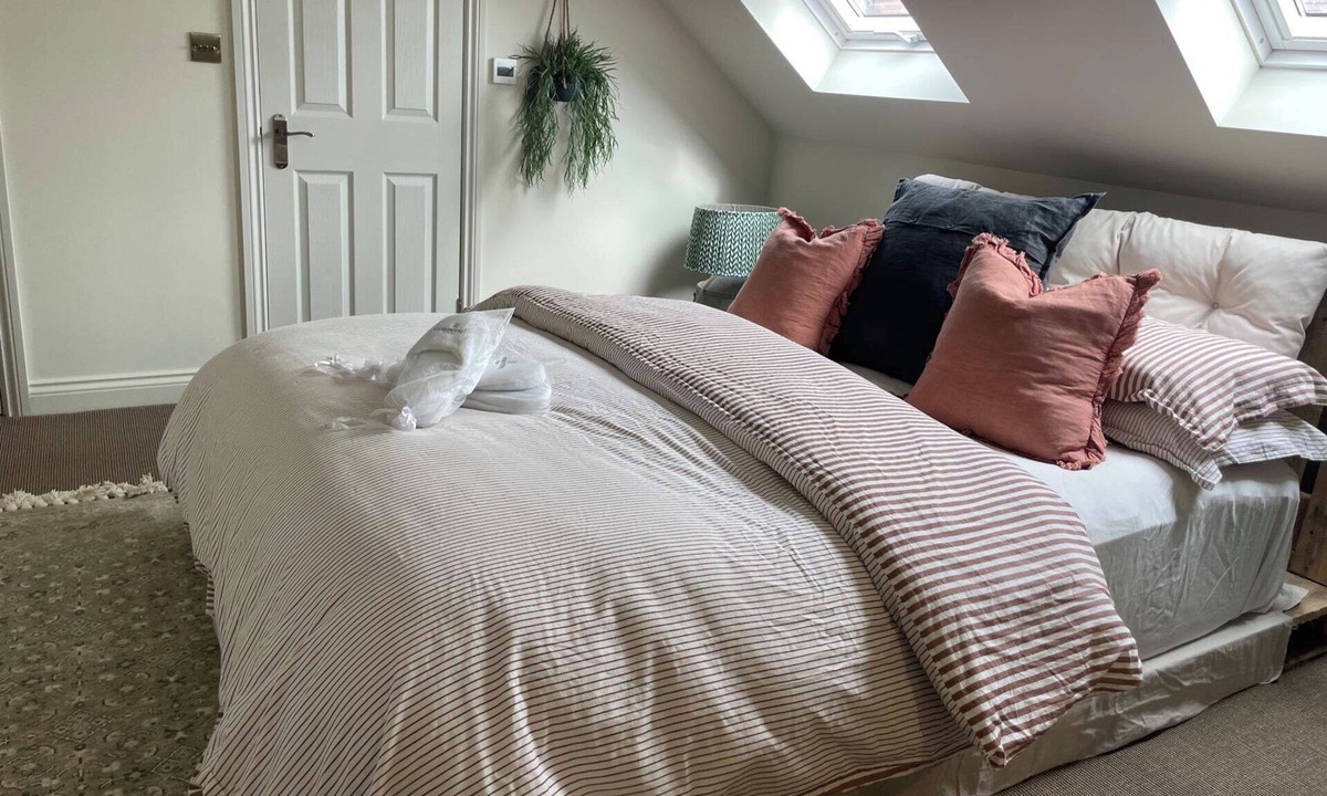 Severn Stoke Apartment | Studio Sleeps 2 with Parking and Garden