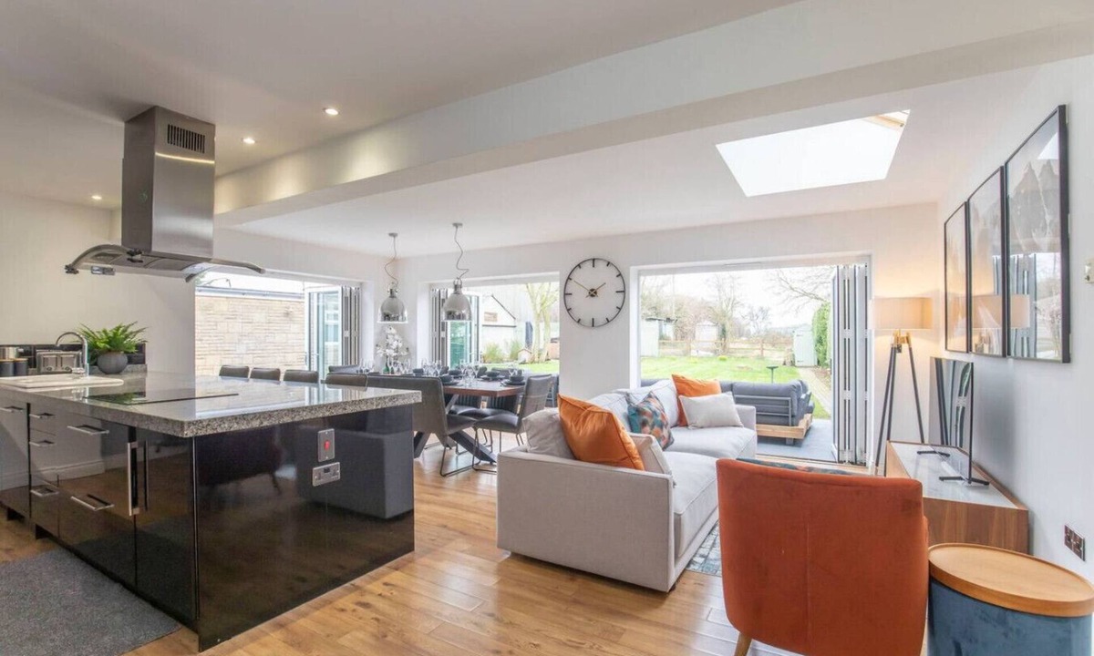 Mangotsfield House | Stunning 3 Bed 2 Bath Detached Village Home