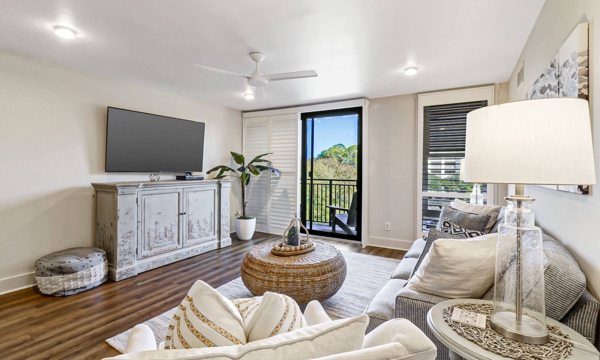 Harbour Town Condo | Stunning Harbour Town Penthouse Flat in Sea Pines, Spectacular Location!