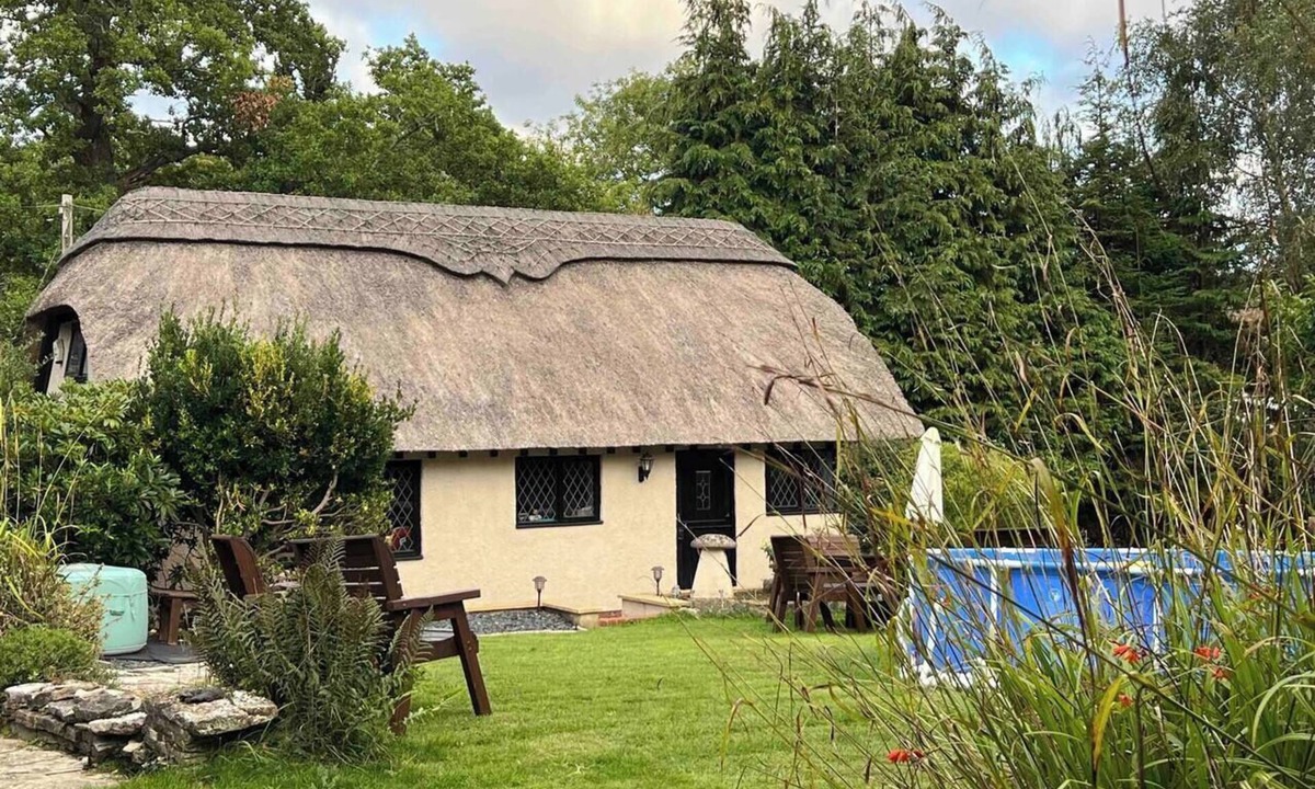 Burley Cottage | Thatched cottage with hot tub, games room, and garden – ideal for romantic breaks or family escapes