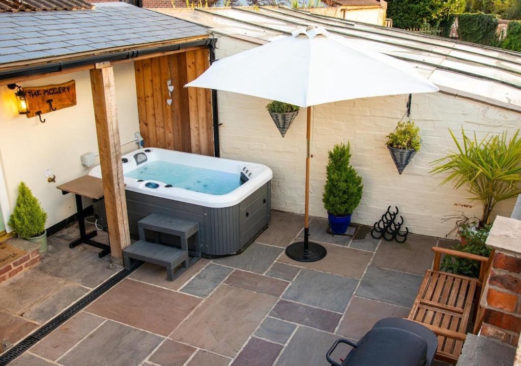Goole House | The Nest Close to York with Hot Tub