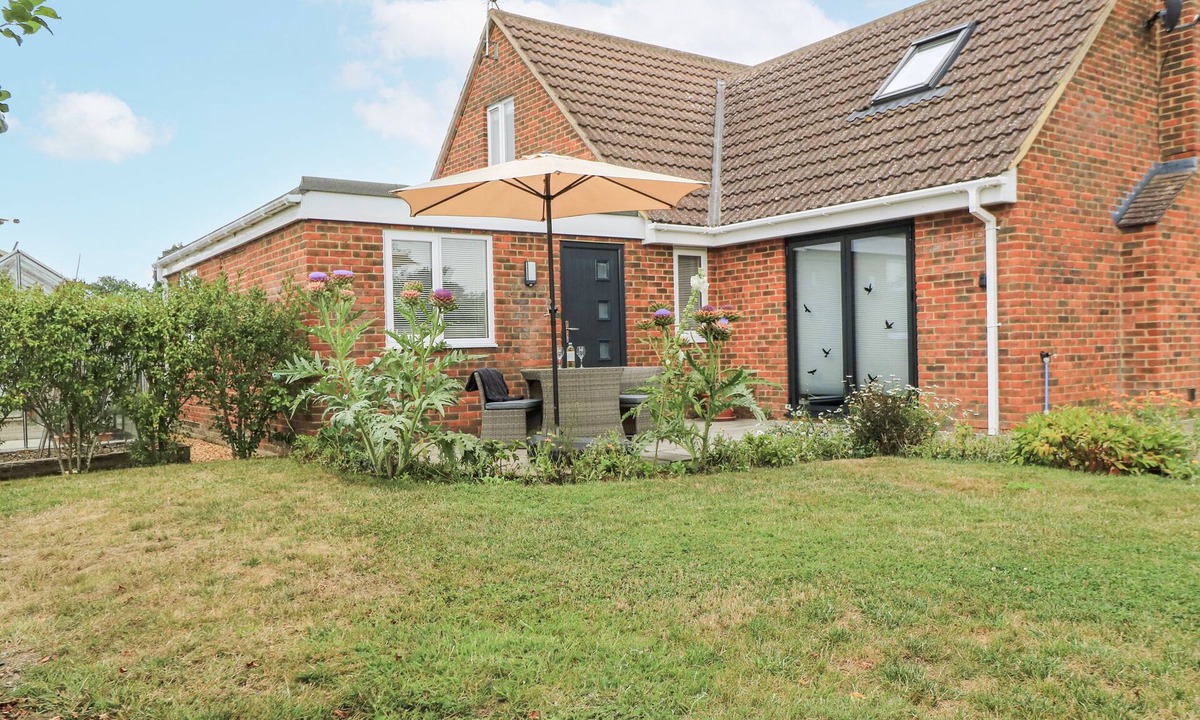 Worton Cottage | THE WEST WING, romantic, with a garden in Potterne