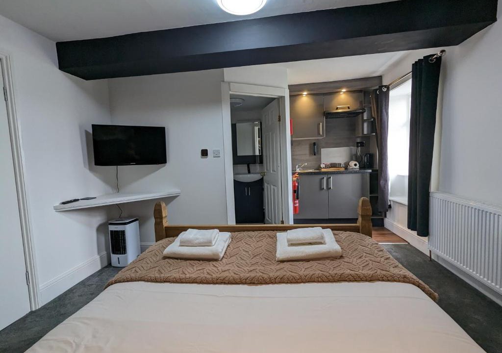Yate Apartment | The White Lion Hotel with Free Parking, 1 Minute Walk to Yate Shopping Centre & Onsite Italian Restaurant