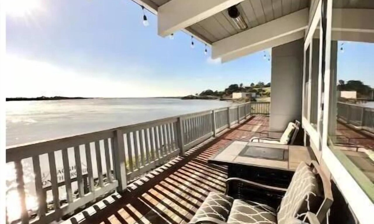 Gold Beach Apartment | Top Deck on the Rogue