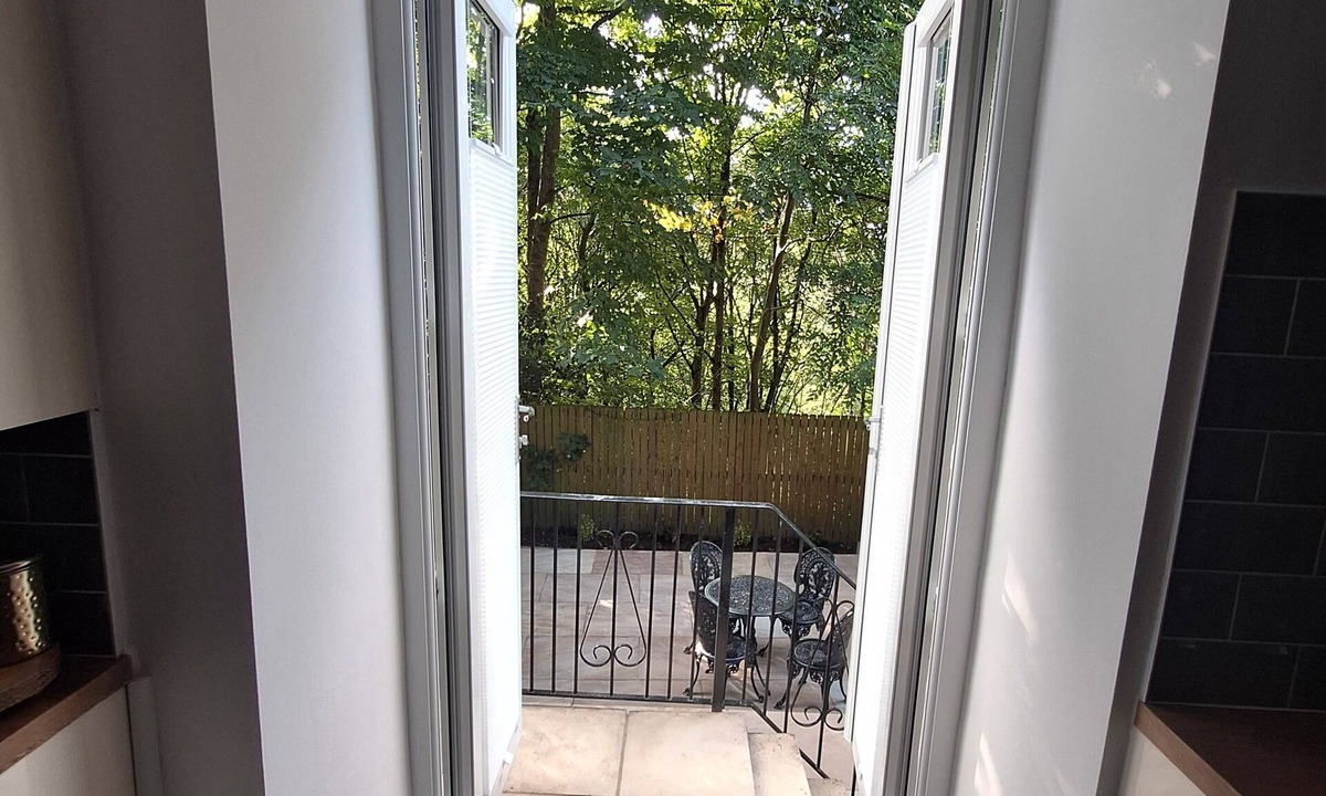 Ingrow Cottage | Two Bedroom Cottage with Stone Garden Patio - Free Parking - Pets Welcome
