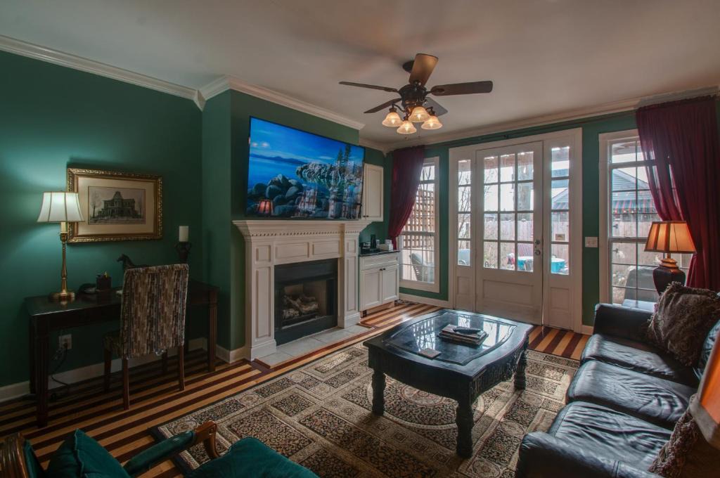 Buena Vista House | Vacation Home 5 Mins to Down Town 2 Bedrooms 2 Baths Garden Area Hot Tub
