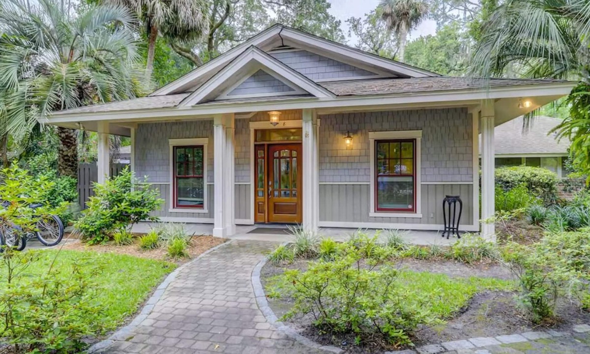 North Forest Beach House | Walk to beach, Coligny shops, heated pool, new furnishings, large yard 070566