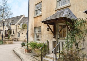 A sudeley castle cottage that sleeps 4 guests in 2 bedrooms