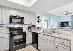 🌅Palms 1602 Updated Condo 🌴Beach Nearby + Lagoon Pool