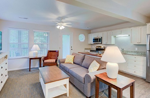 Sea Scape Condo | 1 BDRM~ WATERPARK-LAKE-BEACH-FISHING-TENNIS- BEACHWOODS RESORT- INDOOR POOLS