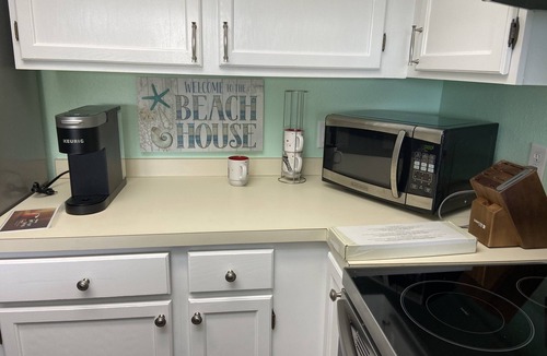 Surf City Condo | #1 Vrbo Rated Surf City Condo! 1 min walk to Beach & Pool! 1 Bedroom + Bunks 😃