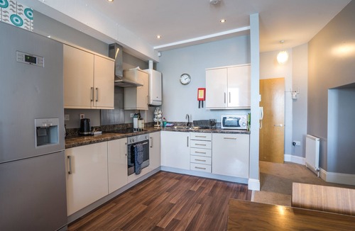 Torquay City Centre Cottage | 12 Astor House - one bed garden apartment with patio and stunning uninterrupted sea views