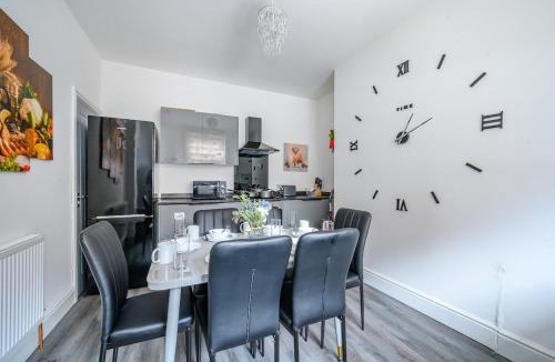 Leeds House | 16PT4 - Decompressing & Unwinding Armley Stay
