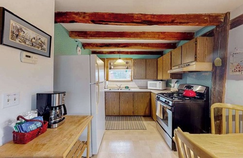 North Freedom House | 170 Year old countryside cottage with deck - Location near Devil's Lake