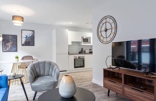 Bordesley Apartment | 1BR Apartment in Heart of Birmingham w Balcony