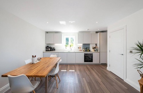 Reigate Apartment | 2 Bed 2 Bath Apt Close to Reigate Station - 2230
