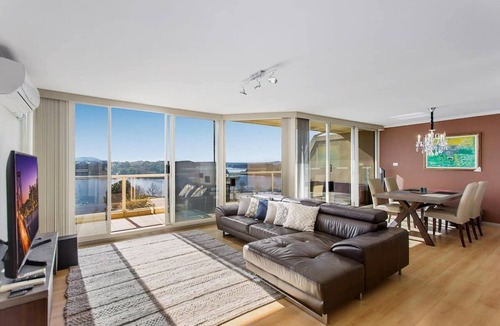 Belconnen Apartment | 2-Bed Unit with Balcony, BBQ & Stunning Lake Views