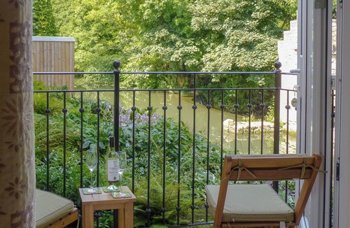 Frome Cottage | 2 bedroom accommodation in Spring Gardens, Frome