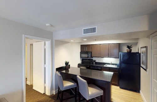 Brea Hotel | 2BR Suite with Full Kitchen near Brea Mall - 3.3 mi | Free Hot Breakfast, Pool