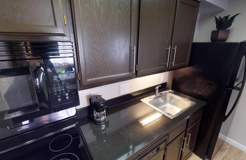Brea Hotel | 2BR Suite with Full Kitchen near Brea Mall - 3.3 mi | Free Hot Breakfast, Pool