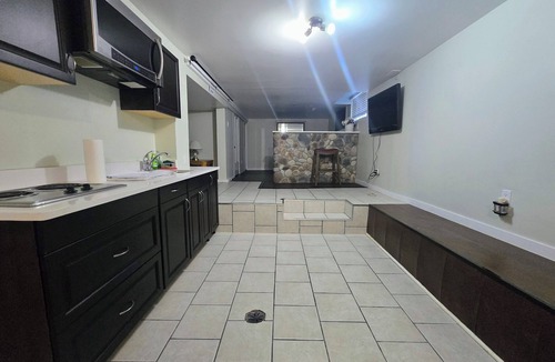 Peterborough House | 3-bedroom full bungalow in pleasant Downtown Peterborough with AC