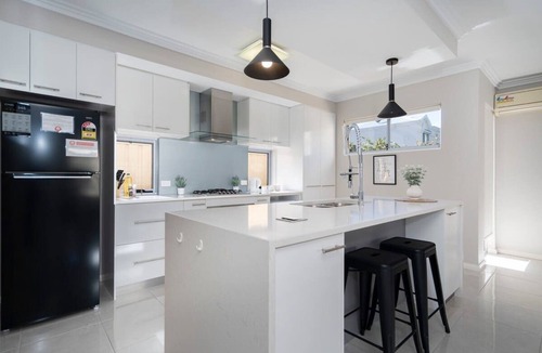 North Perth House | 30 Modern & Quiet Retreat -Walk to Dining & Shops