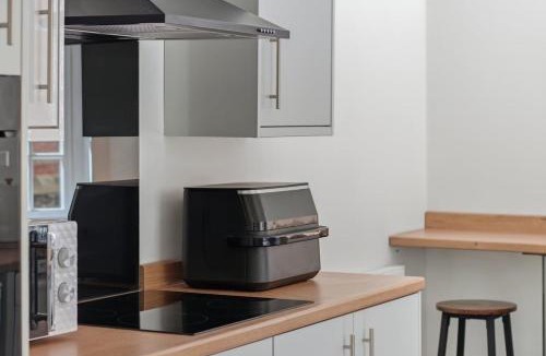 Chard House | 30 plus Nights, Contractors, Corporate Stays, Bills included