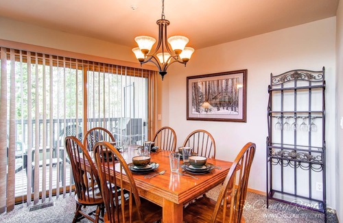 Four O'Clock House | 3BR+Loft Mountain Townhome Near the Slopes. PRIVATE HOT TUB, Views! CR500
