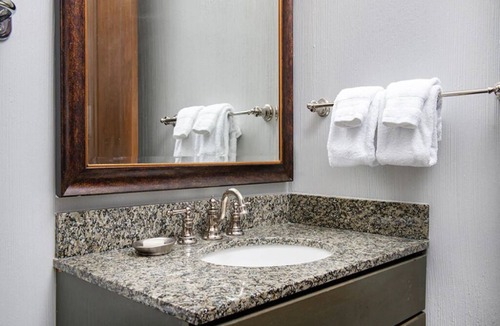 Lake Delton Resort | 4 Bedroom Presidential Suite, Glacier Canyon Lodge, Waterpark incuded!
