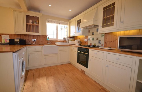 Bembridge Cottage | 4 Brooks Close - a house that sleeps 6 guests in 3 bedrooms