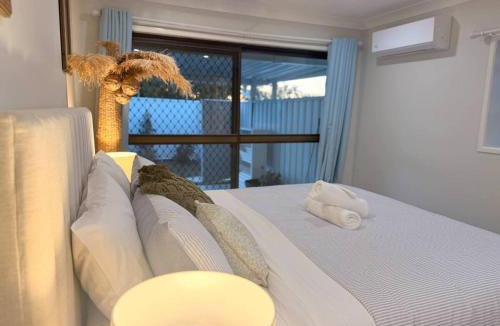 Capalaba House | 4Bed 2Bath in Capalaba Near Manly Habour, Shops & More